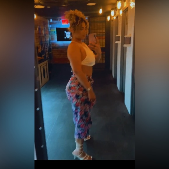 Flower print skirt with slit - Picture 3 of 3